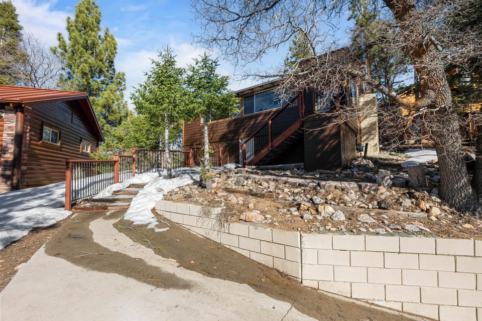 Basic Cabin, Mountain View | Property grounds