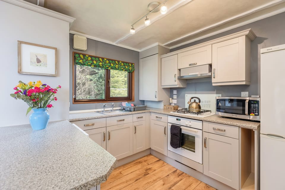 Signature Chalet, 2 Bedrooms, Hot Tub, Garden View | Private kitchen | Fridge, microwave, oven, stovetop