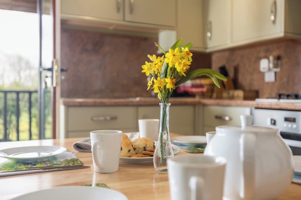 Family Chalet, 2 Bedrooms, Hot Tub | Private kitchen | Fridge, microwave, oven, stovetop