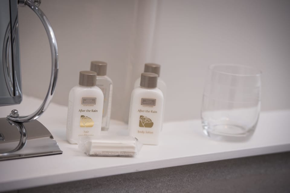 Superior Room, 1 King Bed, Garden View (One) | Bathroom amenities | Free toiletries, hair dryer, bathrobes, towels