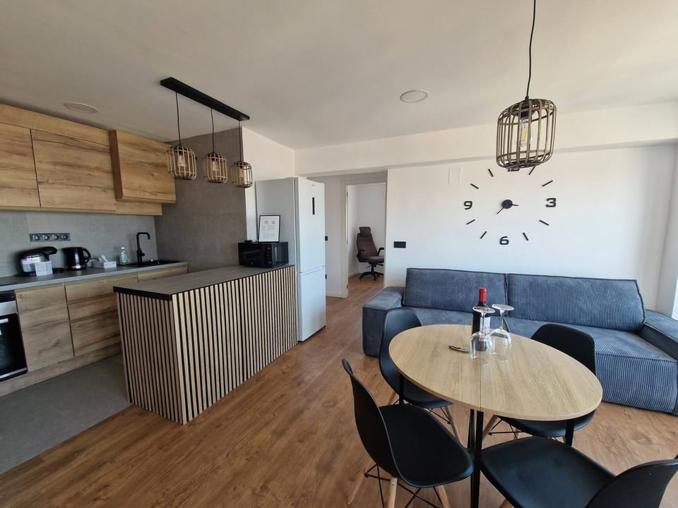 Apartment, 3 Bedrooms, Smoking, Balcony | Dining room