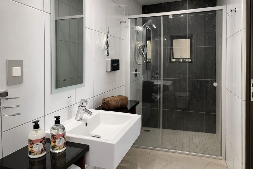 Family Room | Bathroom | Towels, soap, shampoo, toilet paper