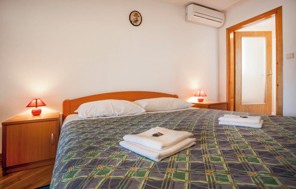 Studio, Balcony | Living area | 50-cm flat-screen TV with satellite channels