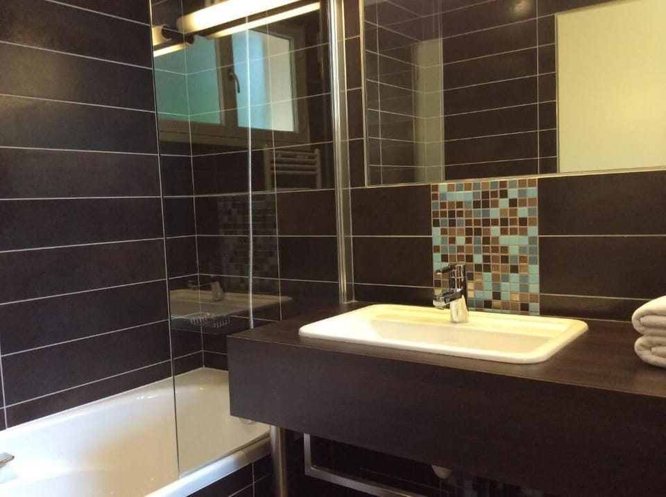 Superior Double Room | Bathroom | Free toiletries, hair dryer, towels, soap