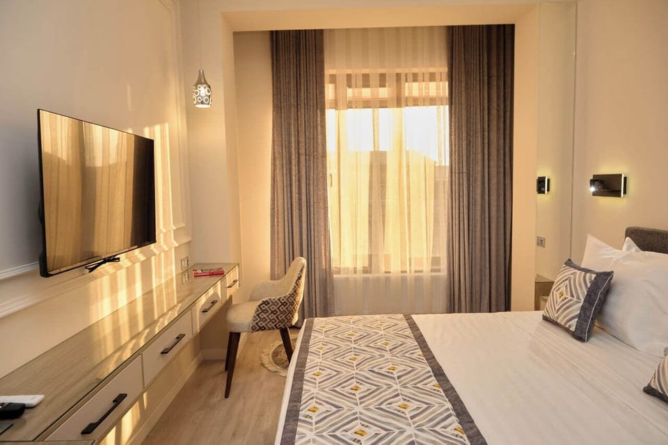 Double or Twin Room | In-room safe, desk, laptop workspace, blackout drapes