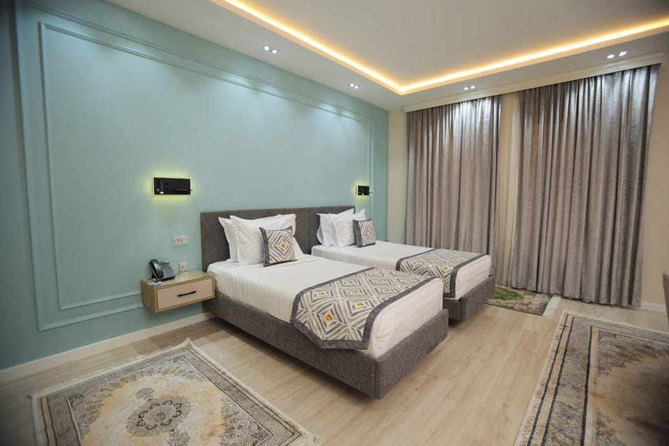 Double or Twin Room | In-room safe, desk, laptop workspace, blackout drapes