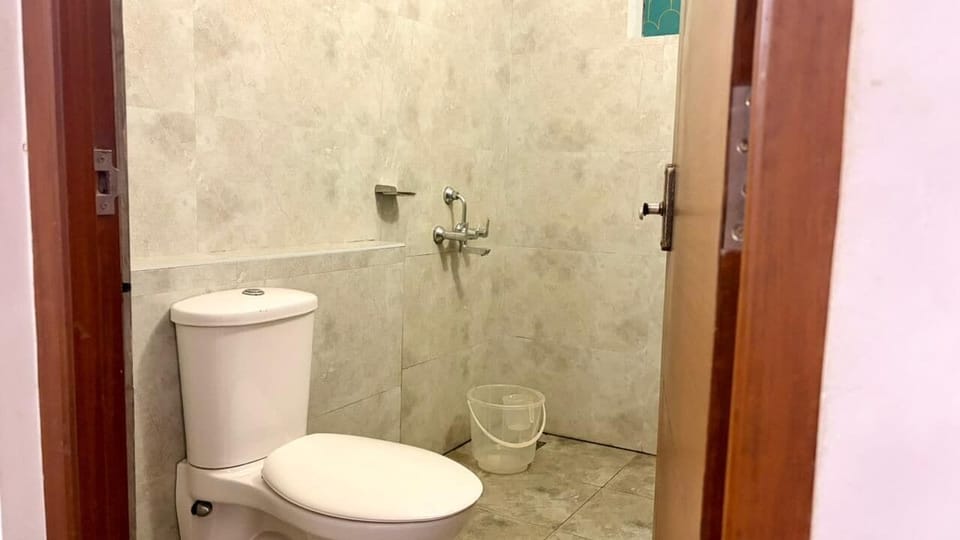 Standard Double Room, 1 King Bed, Bay View | Bathroom | Shower, towels, soap, shampoo