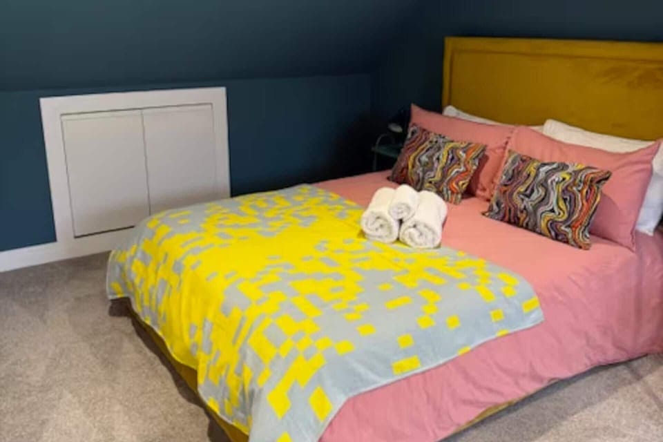 5 bedrooms, iron/ironing board, free WiFi, bed sheets