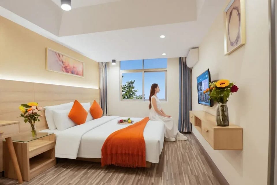 Light Luxury King Room | Laptop workspace, free WiFi