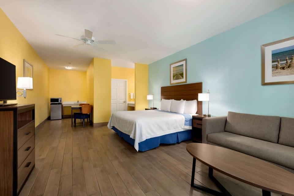 Room, 1 King Bed, Accessible, Non Smoking (Mobility/Hearing, Roll-In Shower) | Desk, iron/ironing board, WiFi (free), bed sheets