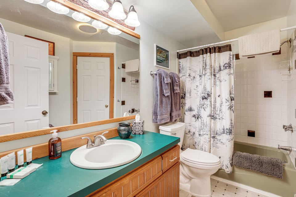 Wild Adventures in Eureka! Amish-crafted Cabin Cottage in Montana
