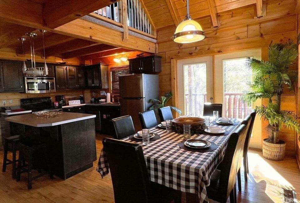 Cabin, 3 Bedrooms | Dining
