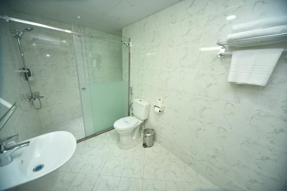 Superior Suite, City View | Bathroom