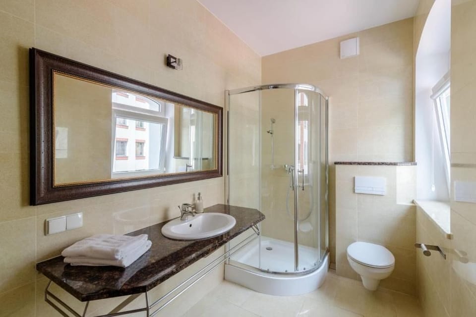 Classic Double or Twin Room, City View | Bathroom | Shower, free toiletries, hair dryer, towels
