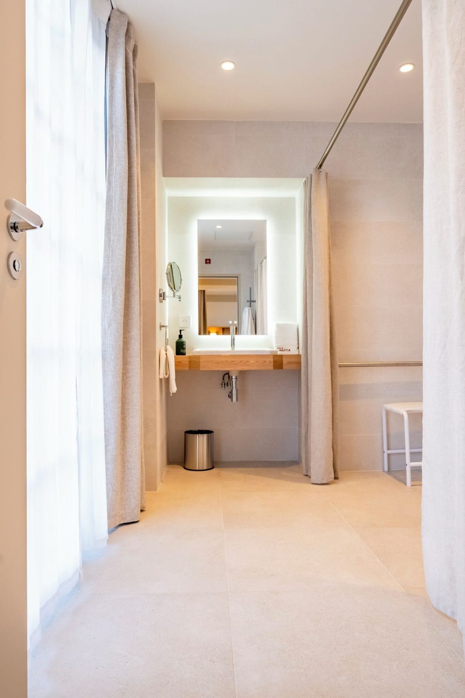 Family Room | Bathroom | Hair dryer, towels, soap, shampoo