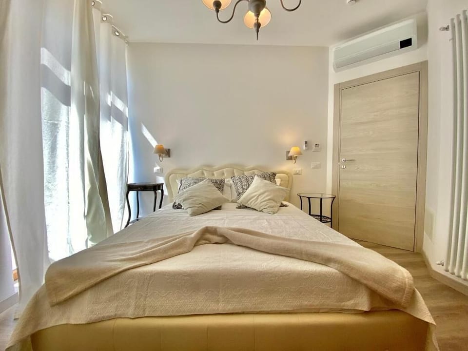 Premium bedding, down comforters, desk, free WiFi