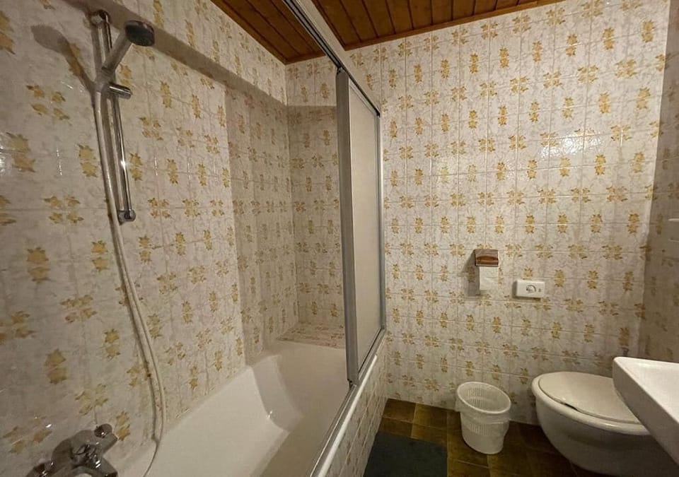 Family Room | Bathroom