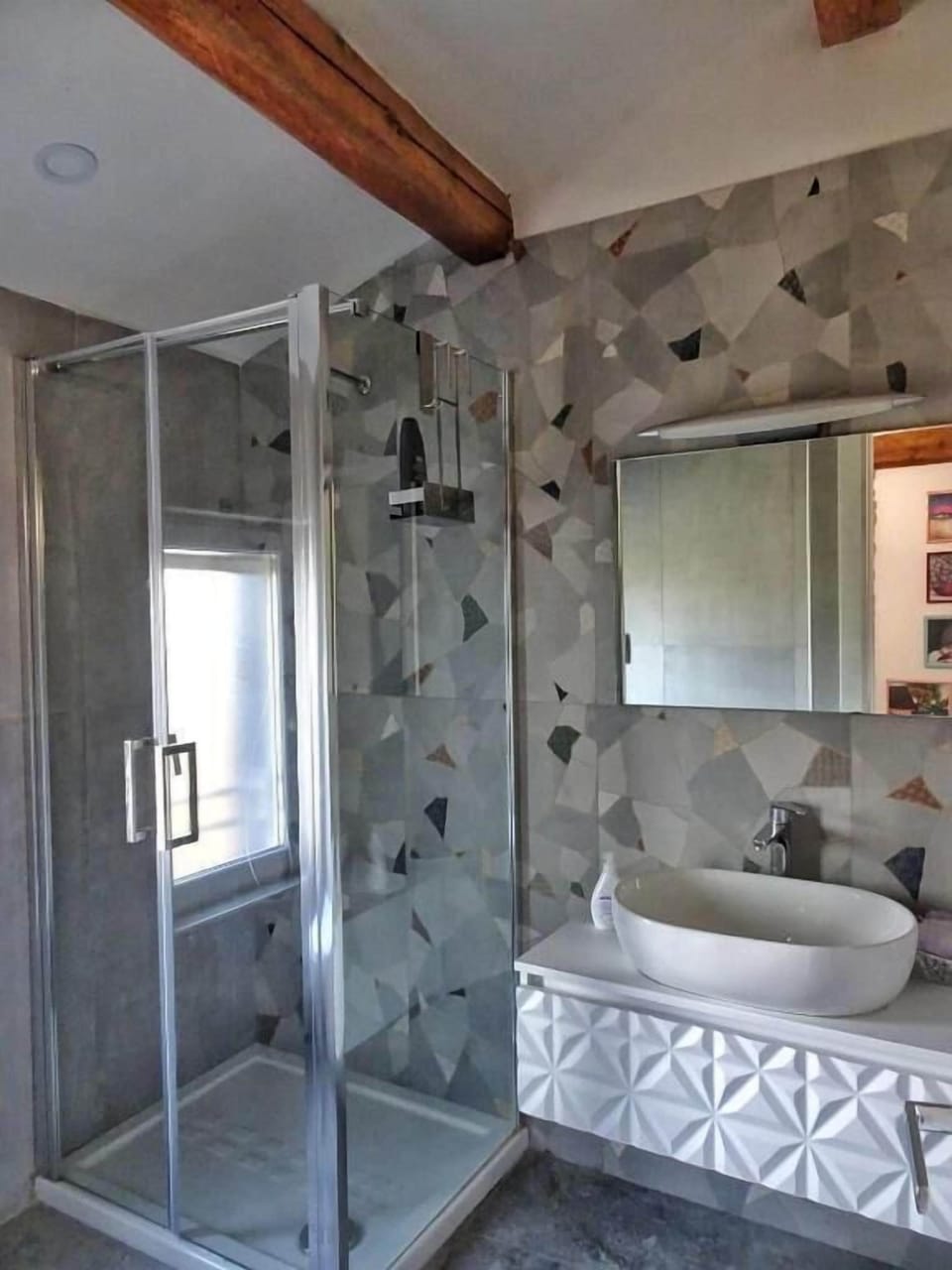 Shower, free toiletries, hair dryer, bidet