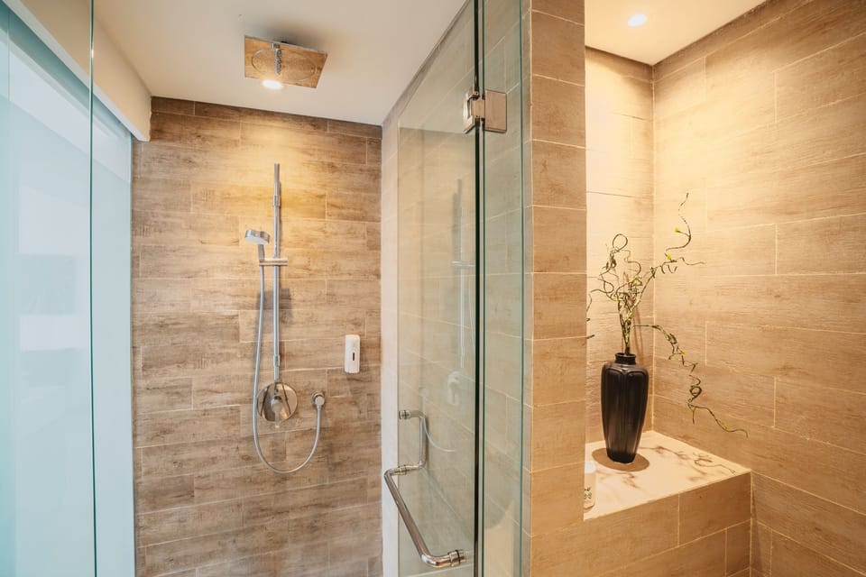 Junior Suite | Bathroom | Free toiletries, hair dryer, slippers, towels