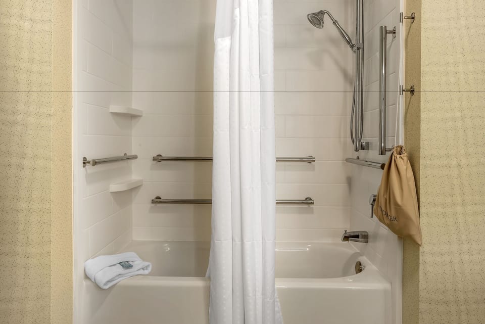 Standard Room, 1 King Bed | Bathroom | Combined shower/tub, free toiletries, hair dryer, towels