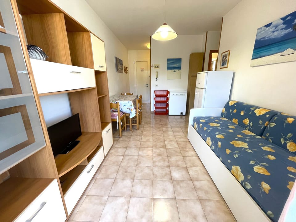 Apartment, 1 Bedroom, Terrace, City View | Dining room