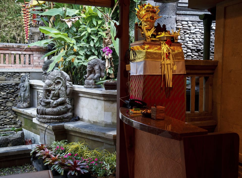Couples treatment rooms, hot tub, body treatments, aromatherapy