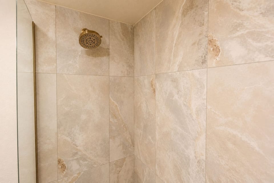 Deluxe Single Room, 1 King Bed | Bathroom | Shower, towels, soap, shampoo