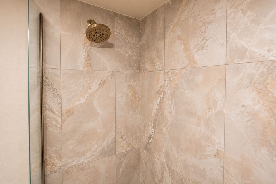 Classic Single Room, 1 King Bed | Bathroom | Shower, towels, soap, shampoo