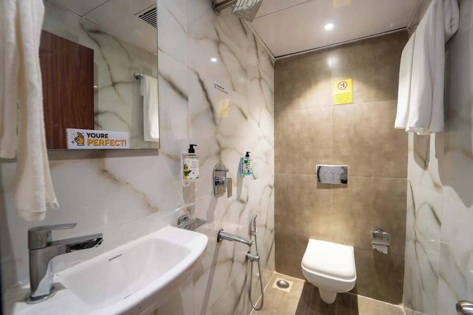 Deluxe Double Room | Bathroom | Free toiletries, towels, soap, shampoo