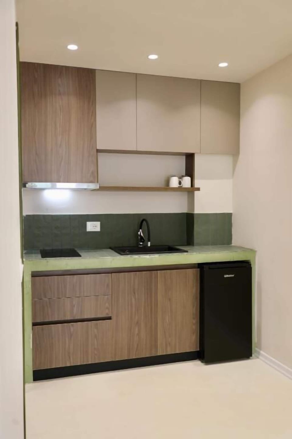Superior Studio, Bathtub | Private kitchenette | Mini-fridge, stovetop, electric kettle, toaster