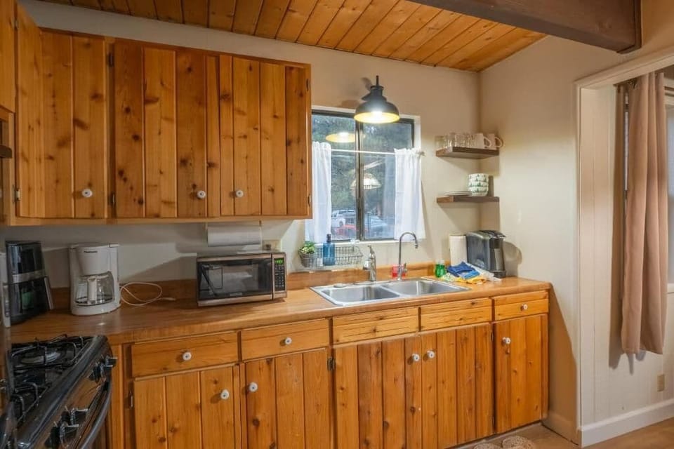Basic House, Balcony, Mountain View | Private kitchen