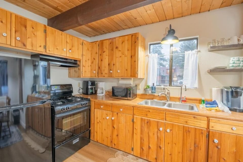 Basic House, Balcony, Mountain View | Private kitchen