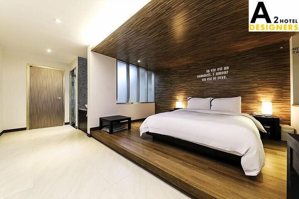 Desk, soundproofing, free WiFi, bed sheets