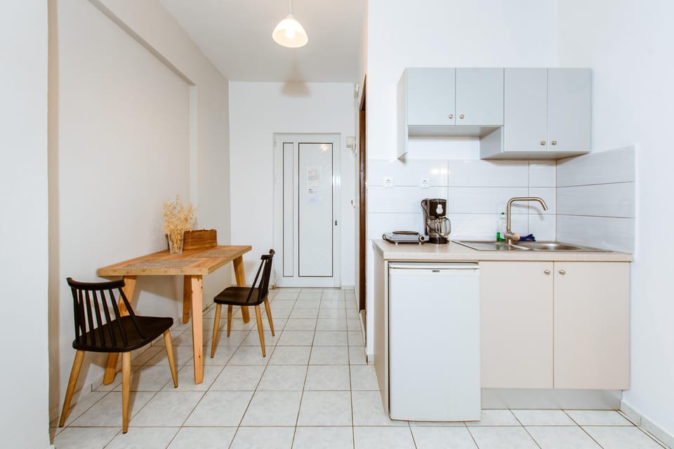 Fridge, stovetop, coffee/tea maker, electric kettle