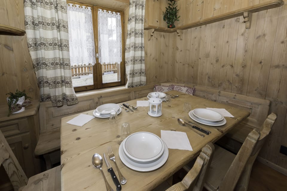 Apartment, 2 Bedrooms | In-room dining