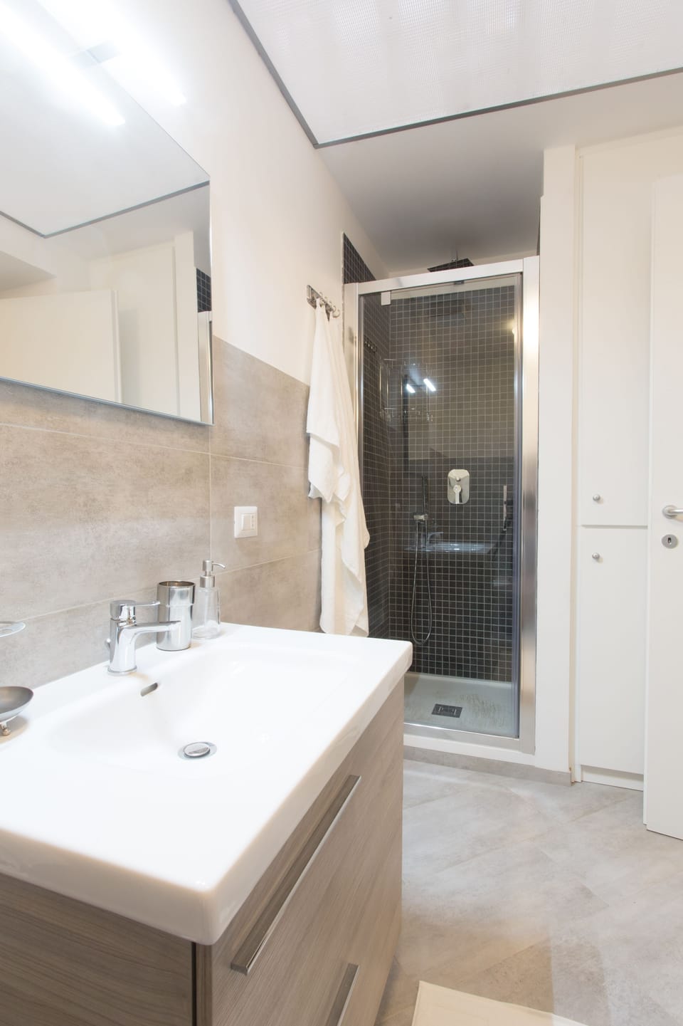 Family Apartment, Private Bathroom (Appartamento Colosseo) | Bathroom sink