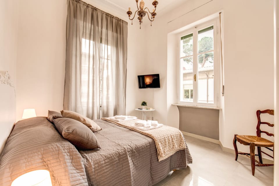 Double or Twin Room | In-room safe, desk, WiFi (free)