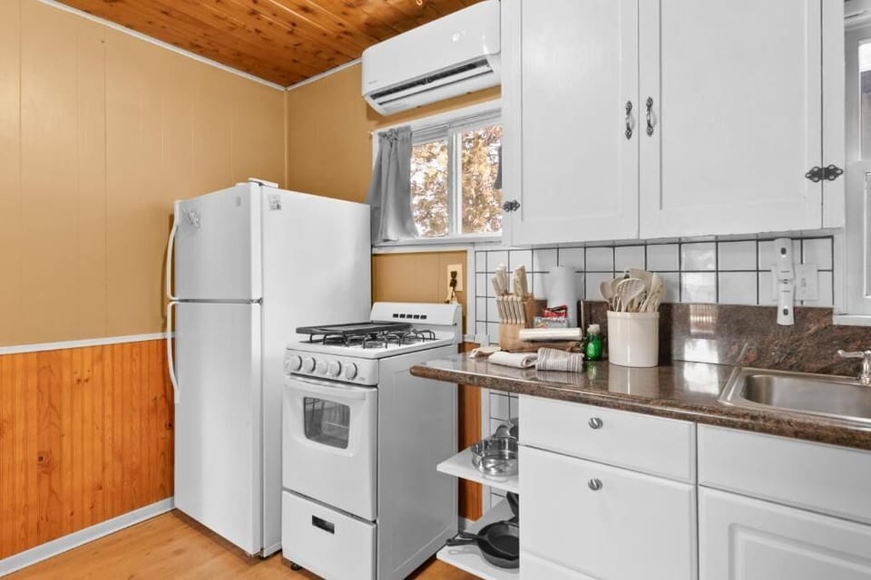 Basic House, Mountain View | Private kitchen | Toaster