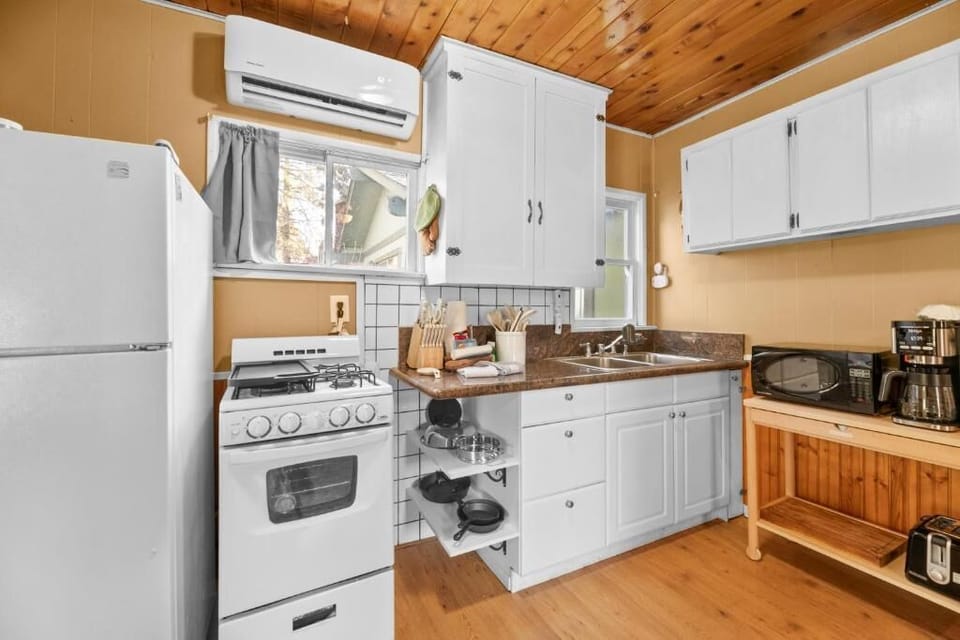 Basic House, Mountain View | Private kitchen | Toaster
