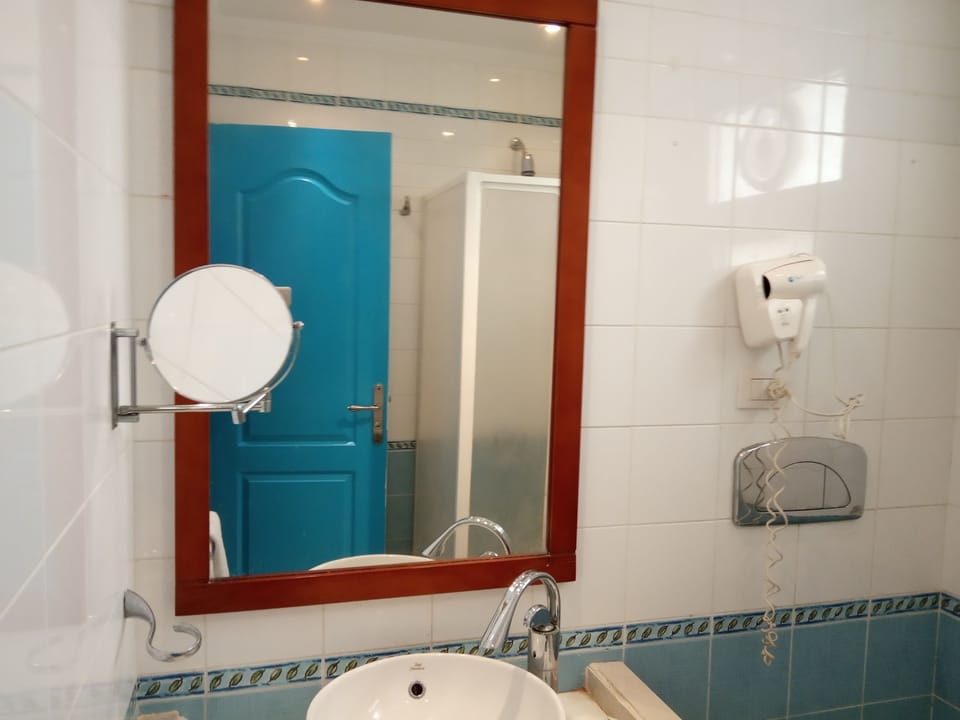 Rainfall showerhead, free toiletries, hair dryer, towels