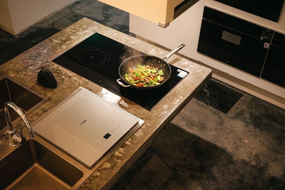 Full-size fridge, microwave, oven, stovetop