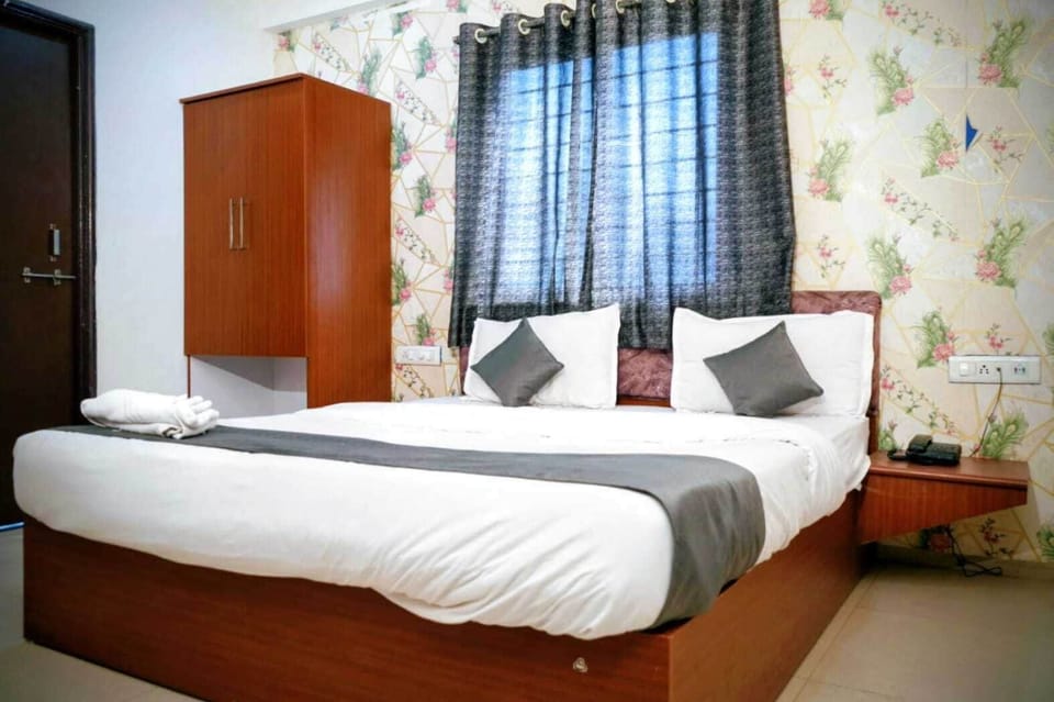 Comfort Double Room | In-room safe, desk, laptop workspace, WiFi (free)