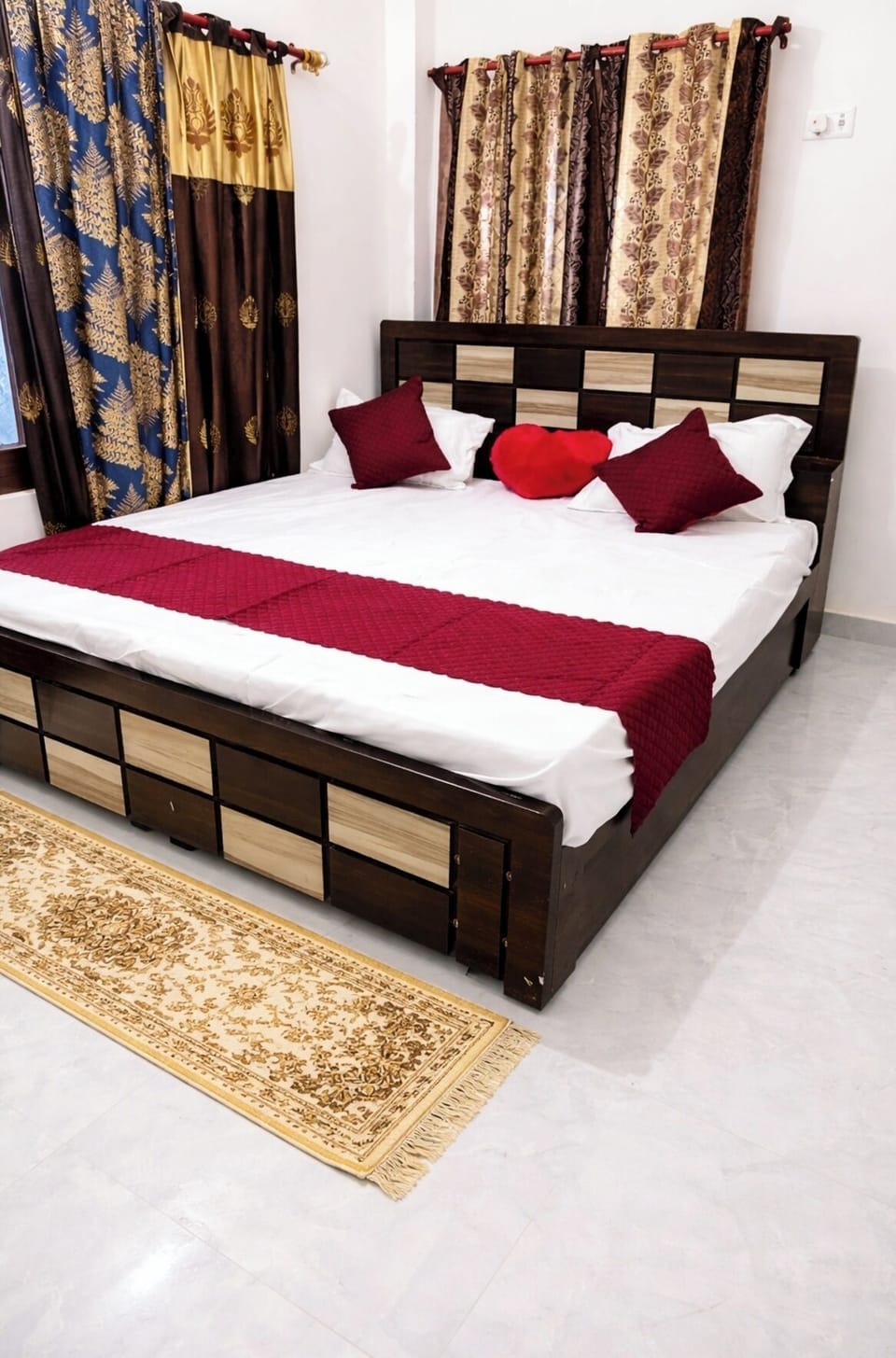 Hypo-allergenic bedding, desk, soundproofing, free WiFi