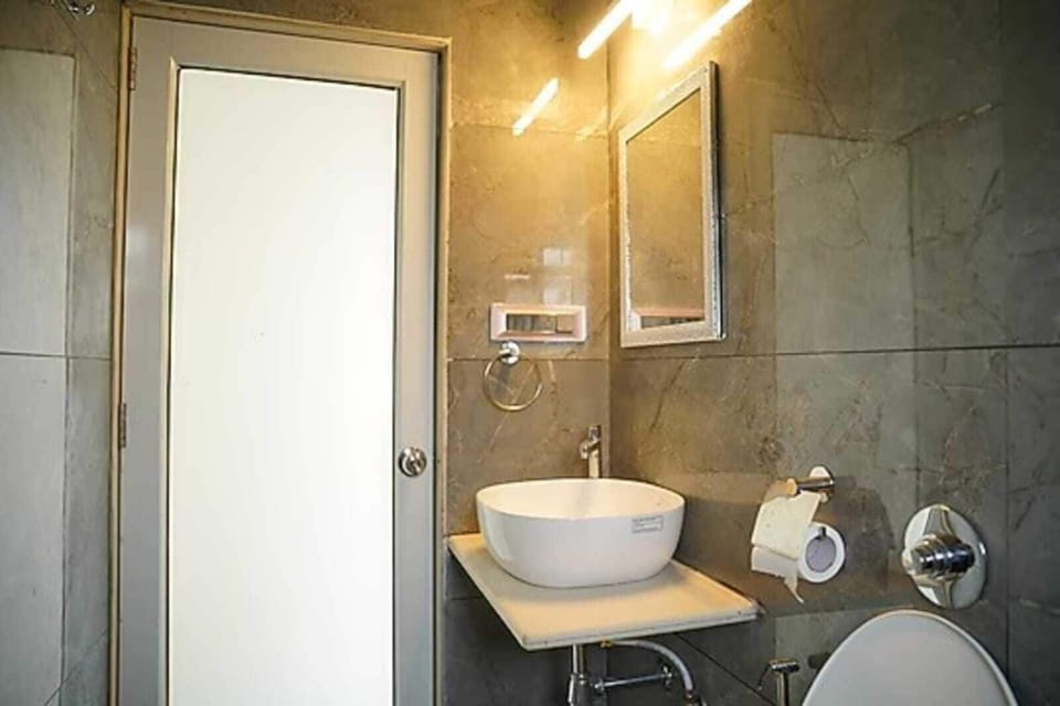 Combined shower/tub, towels, toilet paper