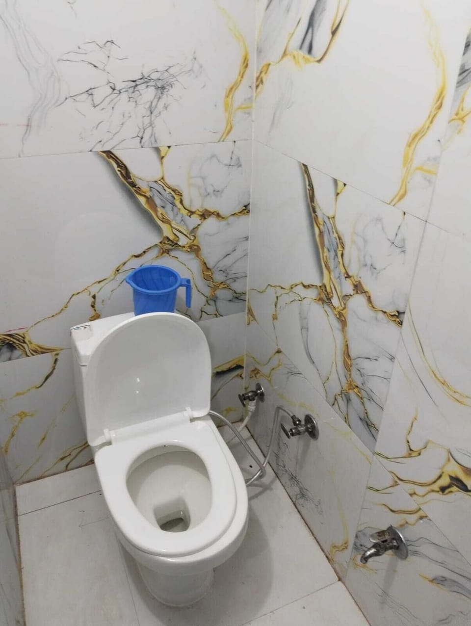 Deluxe Room | Bathroom | Shower, free toiletries, towels, soap