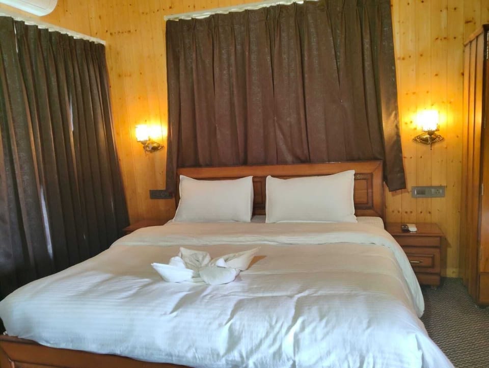 Double Room, Lake View | In-room safe, desk, laptop workspace, blackout drapes