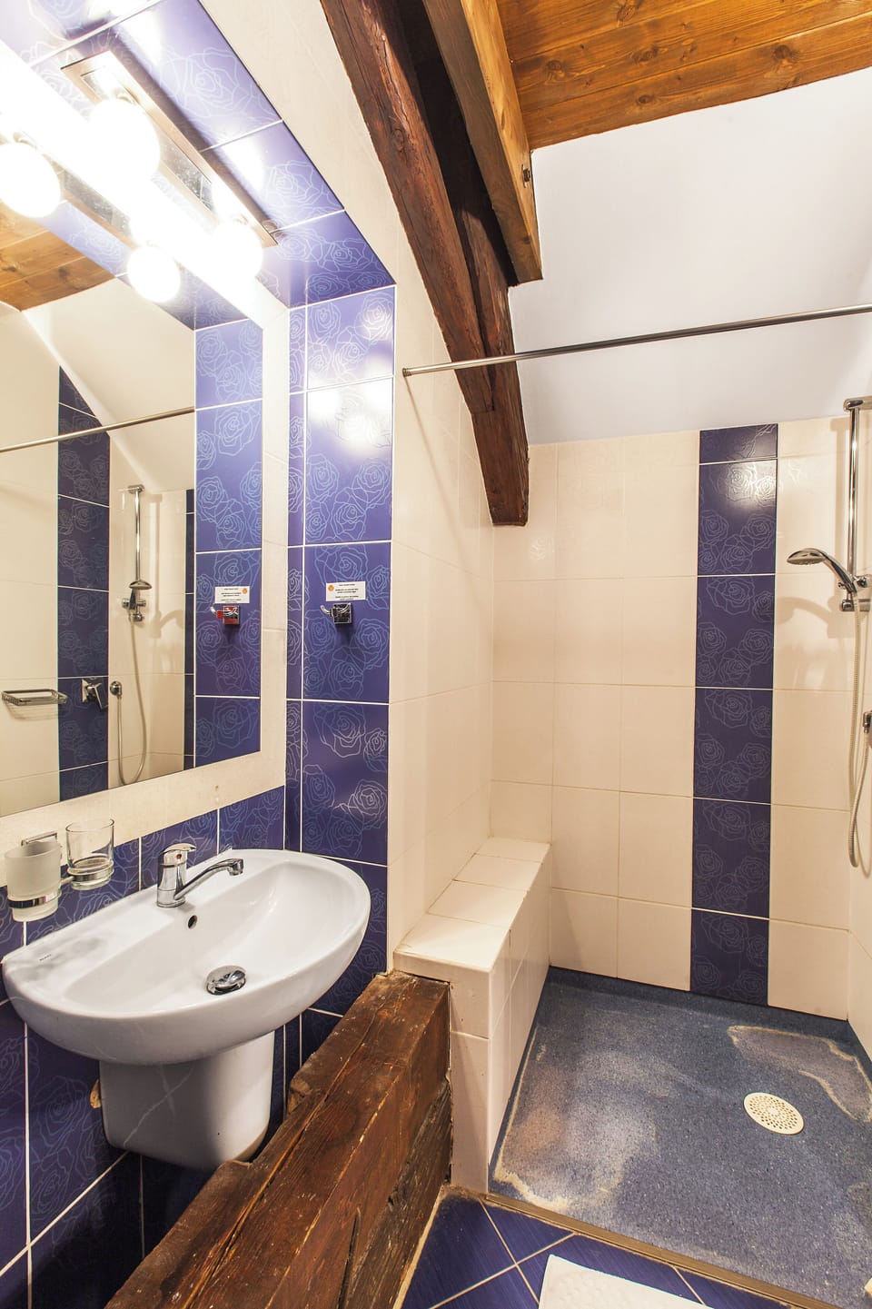 Classic Double Room | Bathroom | Shower, hair dryer, towels, soap
