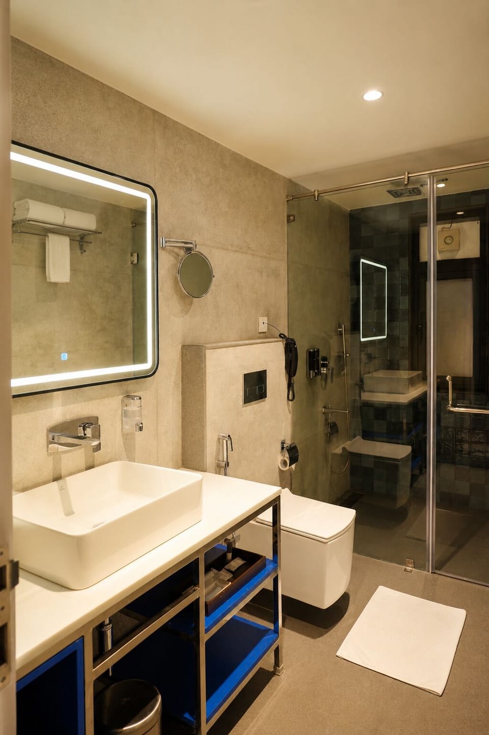 Junior Suite | Bathroom | Free toiletries, hair dryer, slippers, towels