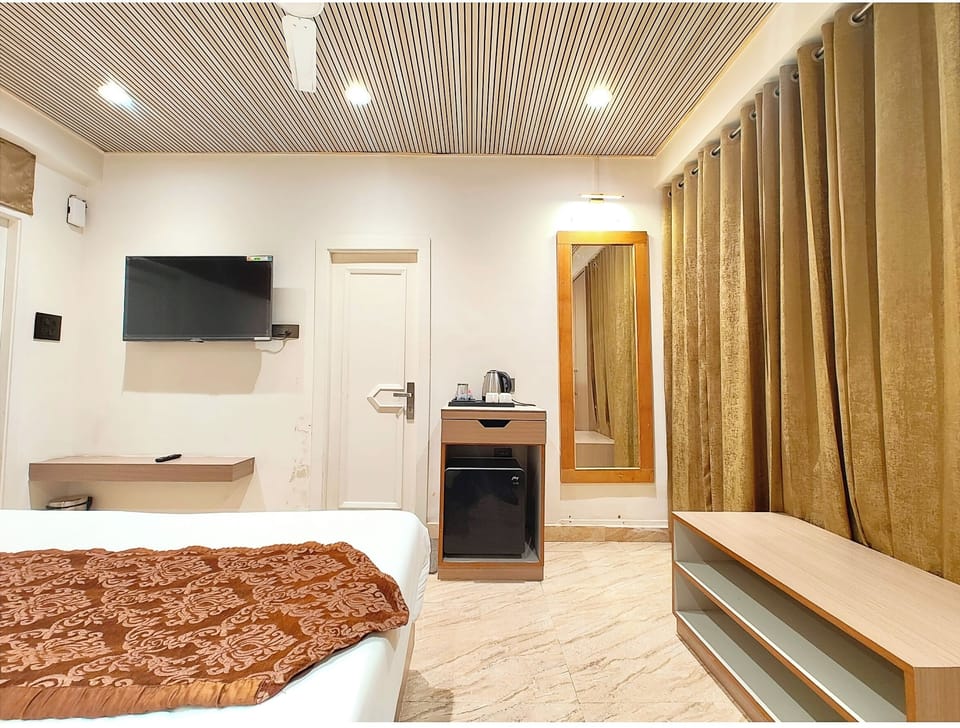 Hypo-allergenic bedding, desk, soundproofing, free WiFi