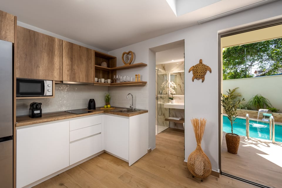 Exclusive Suite, Pool View | Private kitchen | Microwave, cookware/dishes/utensils